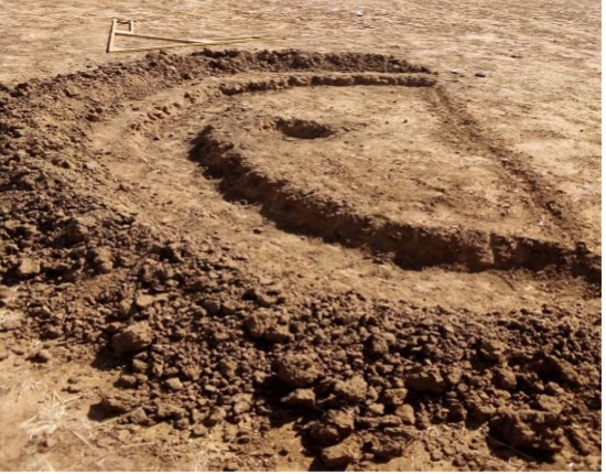 Réalisation d’une demi-lune après traçage à Akoubounou (A.K. SABRA).jpg