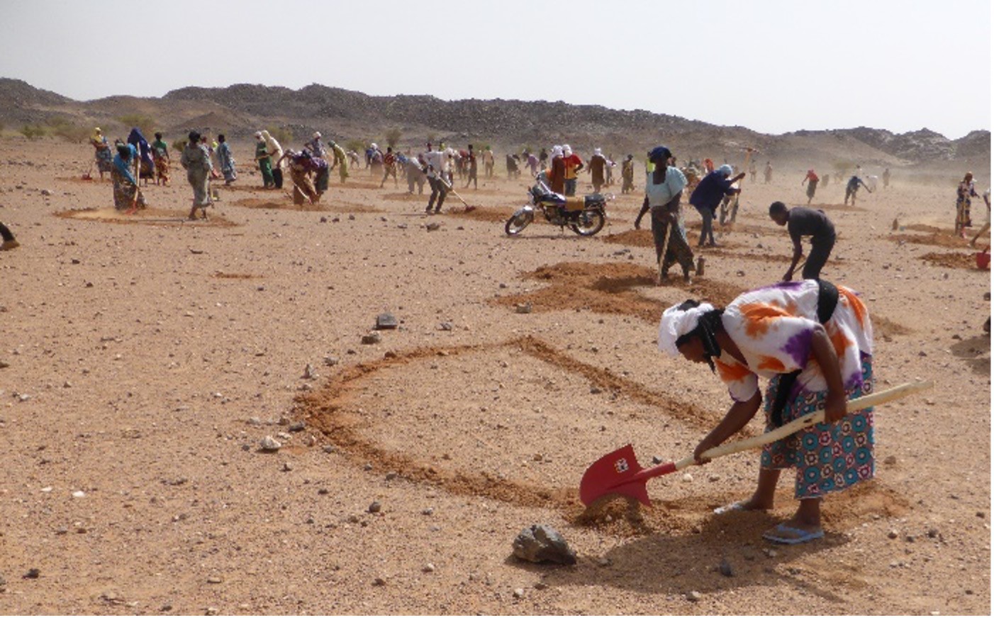 Début de réalisation d’une demi-lune agricole après traçage à Attri – Agadez (Photo - Dr Sani M.A.).jpg