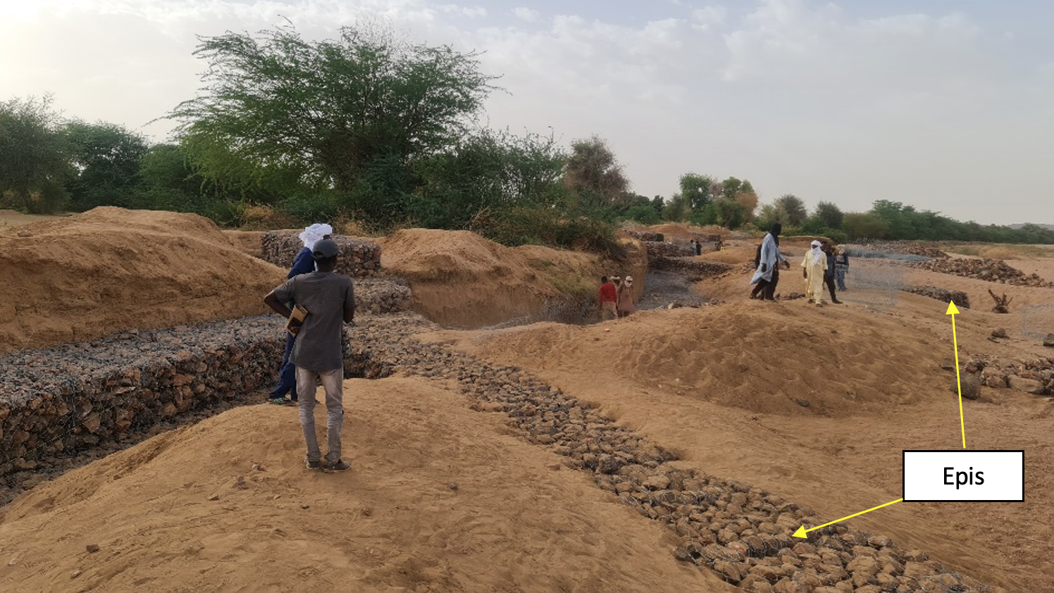 Construction d’épis rattachés au traitement des berges dans la vallée d’Azel – Agadez.png